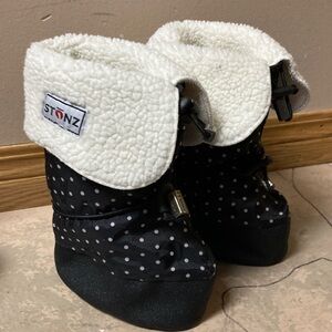 Stonz Cozy Black and White Baby Booties, with liners